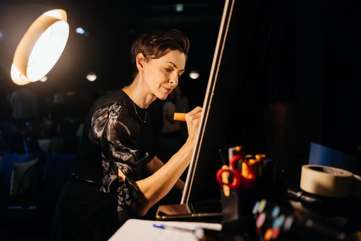 Jitka Jungmannová při tvorbě živé myšlenkové mapy